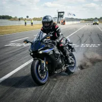 Frenagem de emergência em motos: Como parar rápido sem travar as rodas
