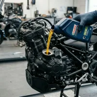 Óleo mineral, semissintético ou sintético: Qual o ideal para sua moto?