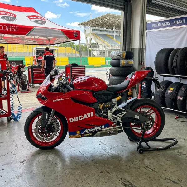 Foto da moto Ducati Panigale 899 modelo Esportivas — Ficha técnica e especificações completas